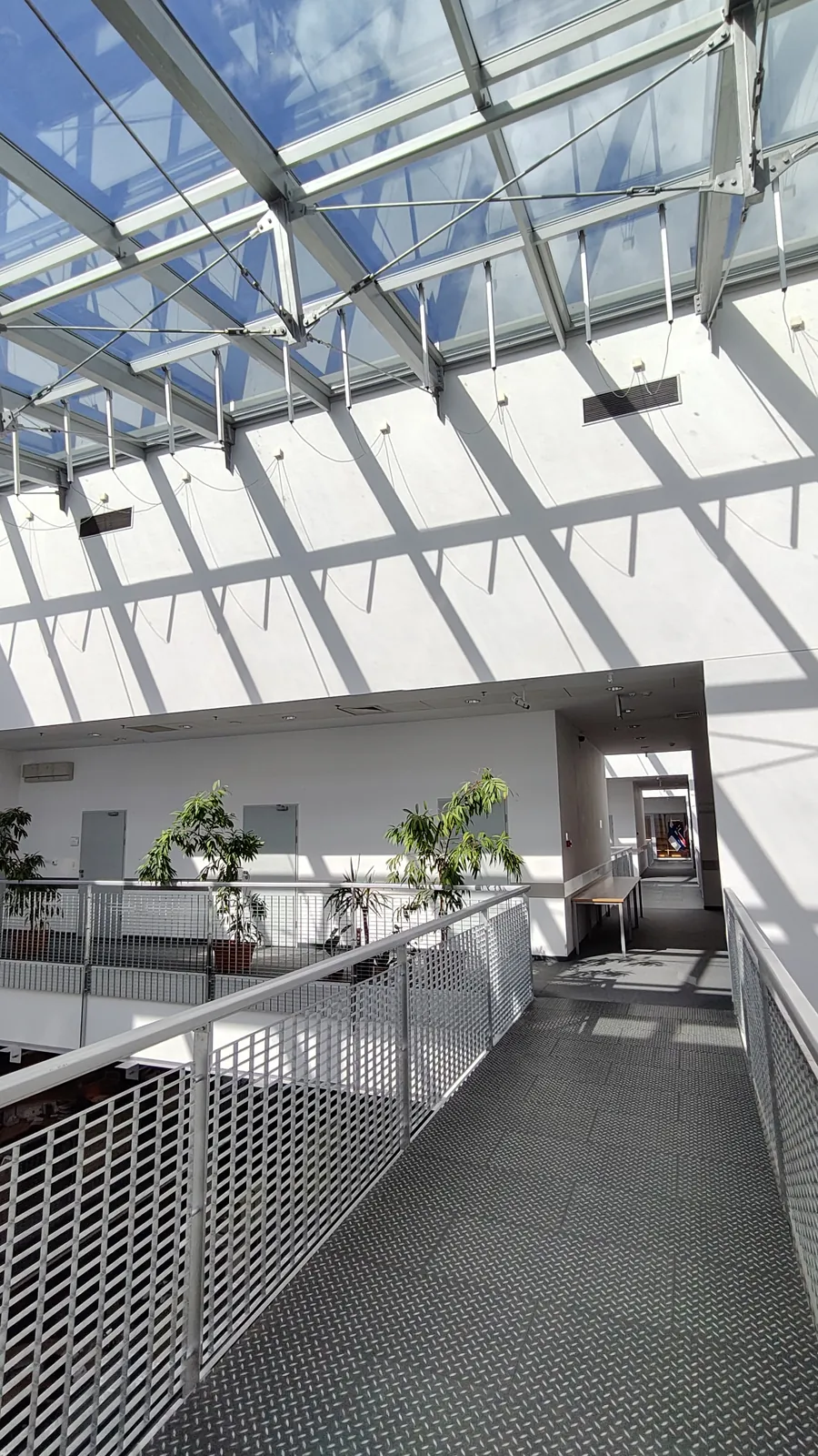 Przeszklony dach Biblioteki Uniwersytetu Gdańskiego i niebo nad antresolą