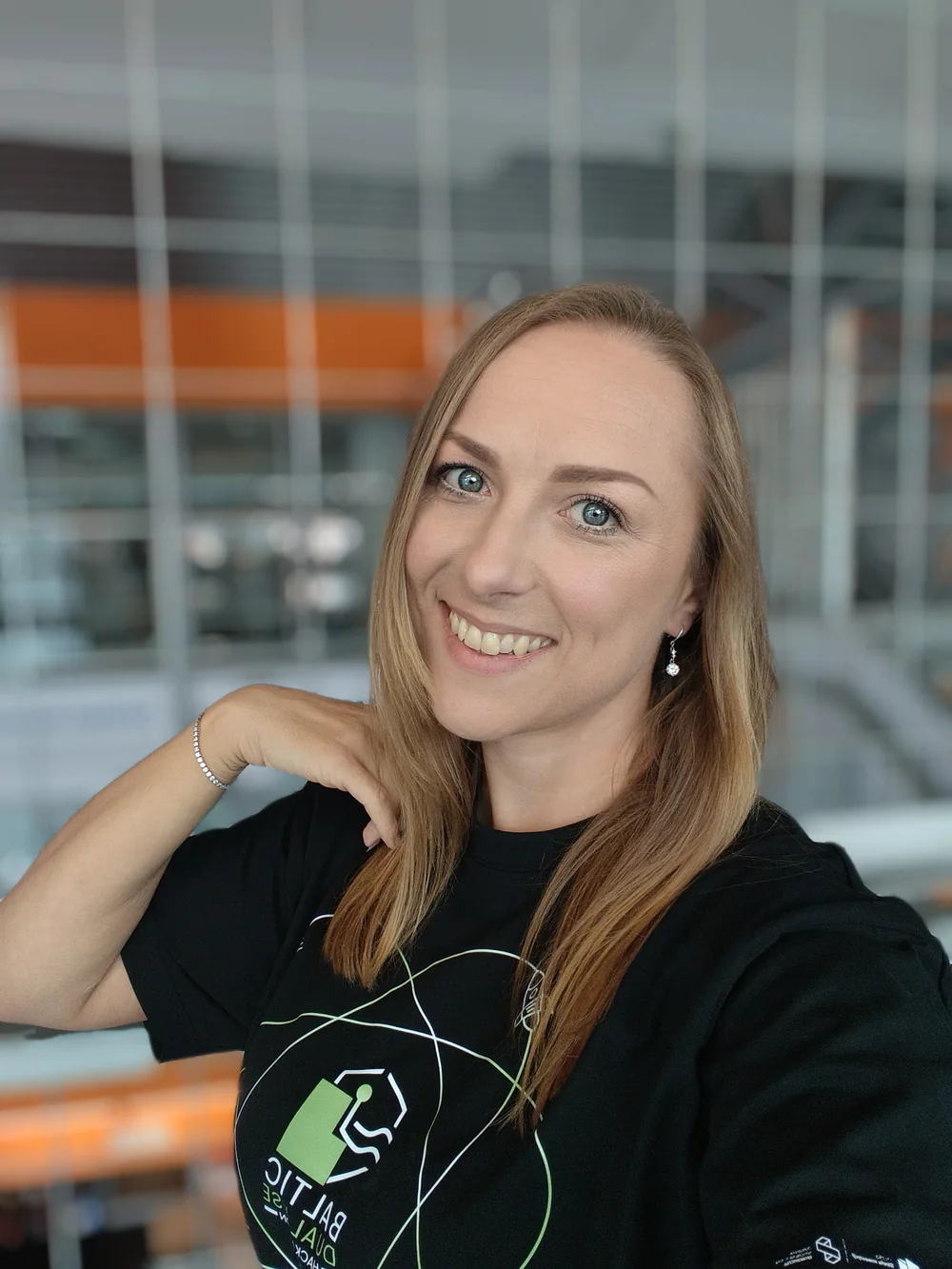 Olimpia Goździewicz w koszulce Baltic Dual Use Hackathon w hali biblioteki