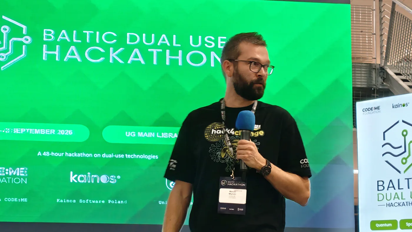 Ekran otwarcia Baltic Dual Use Hackathon z logotypami CODE:ME Foundation, Kainos Software Poland i Uniwersytetu Gdańskiego