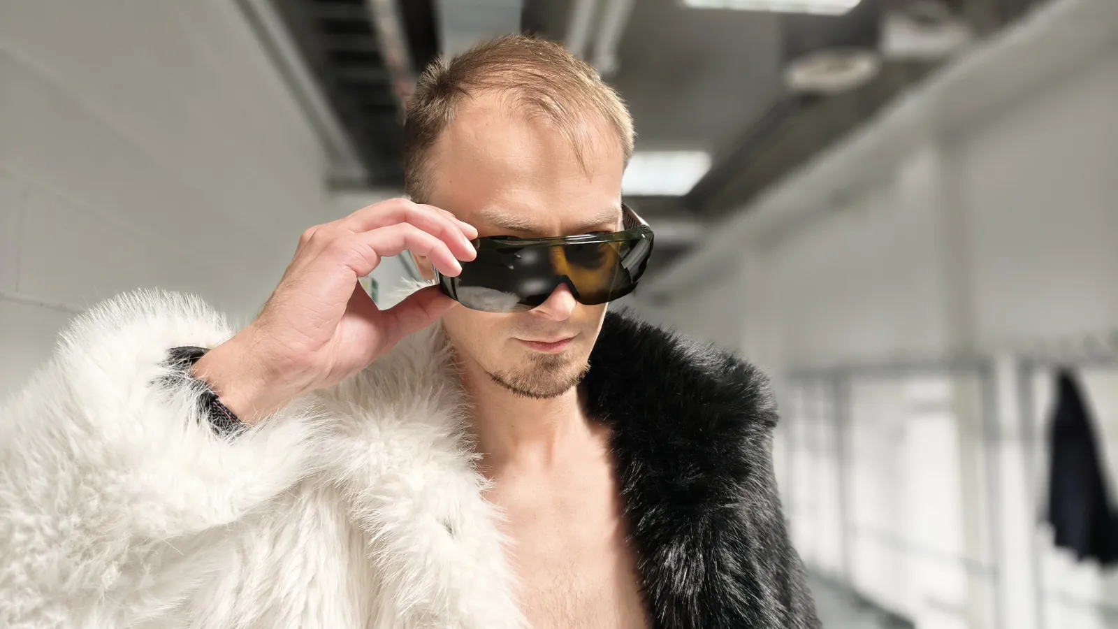Piotr z zespołu SWAG 3000 w biało-czarnym futrze i ciemnych okularach