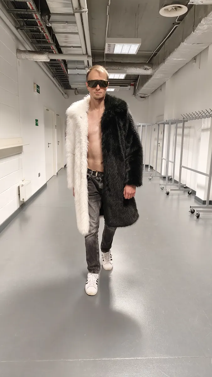 Piotr z zespołu SWAG 3000 w biało-czarnym futrze i ciemnych okularach