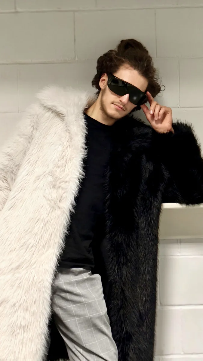 Igor z zespołu SWAG 3000 w biało-czarnym futrze i ciemnych okularach