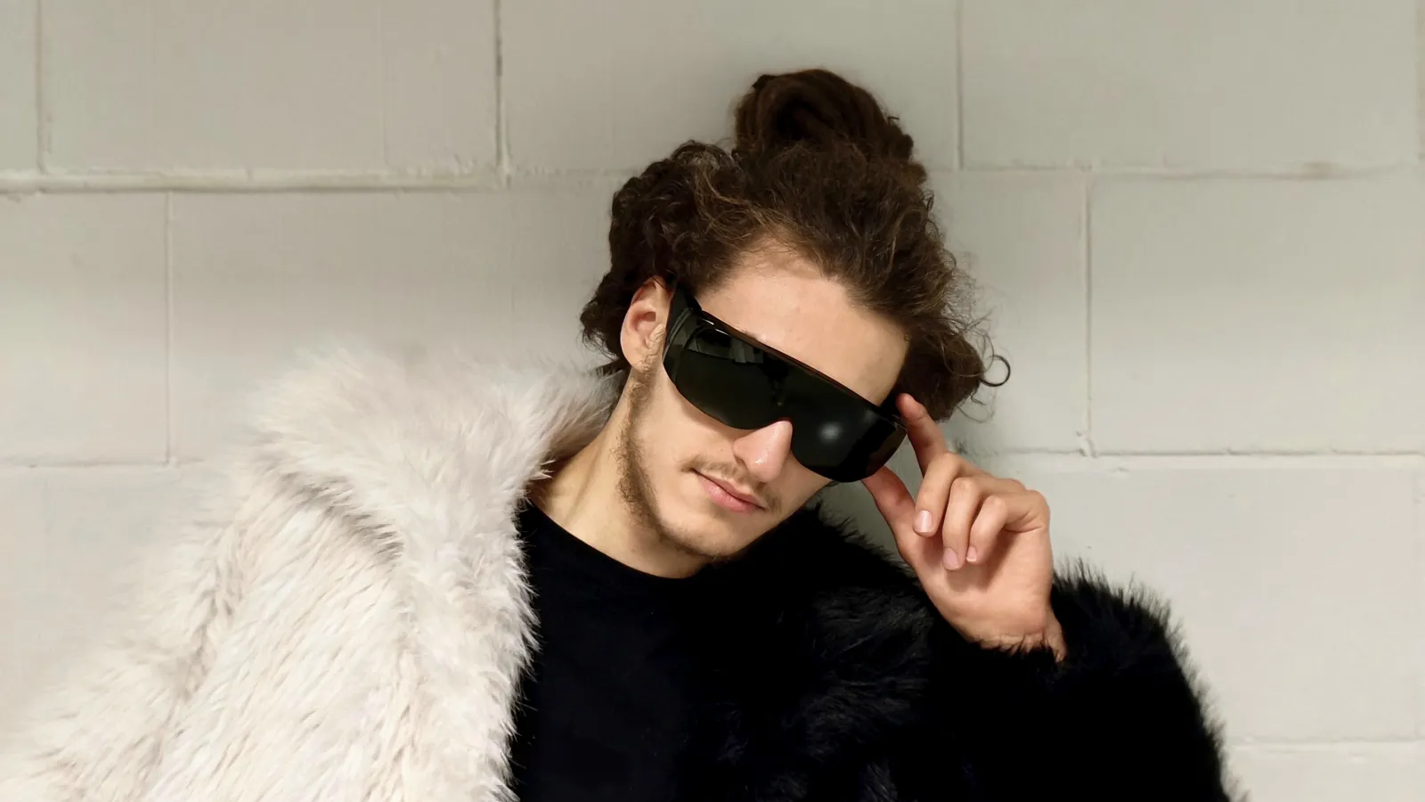 Igor z zespołu SWAG 3000 w biało-czarnym futrze i ciemnych okularach