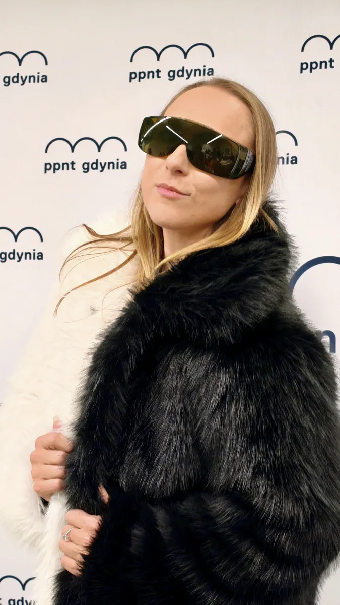 Olimpia Goździewicz w biało-czarnym futrze i ciemnych okularach