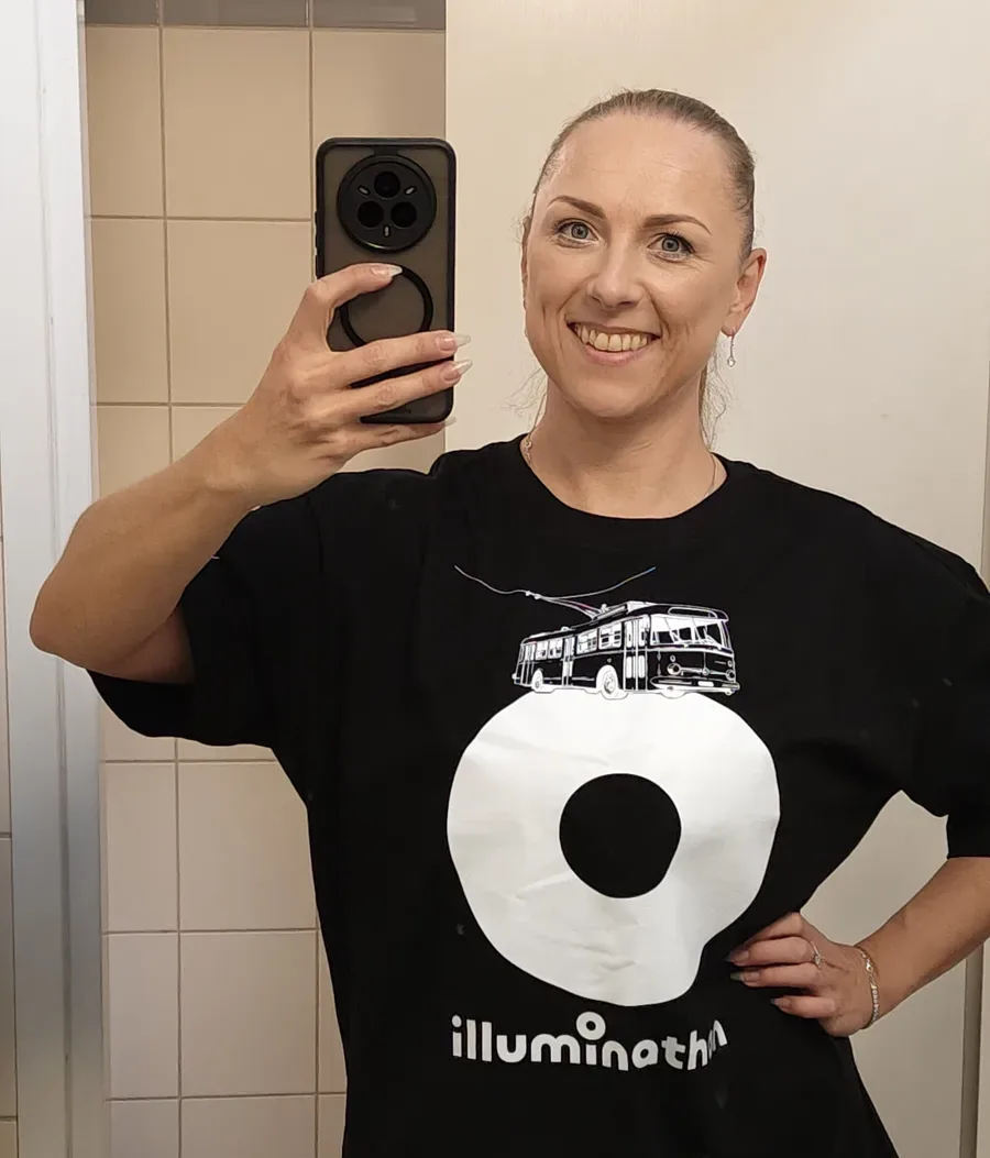 Olimpia Goździewicz w czarnej koszulce Illuminathonu z nadrukiem trolejbusu i świetlnego punktu