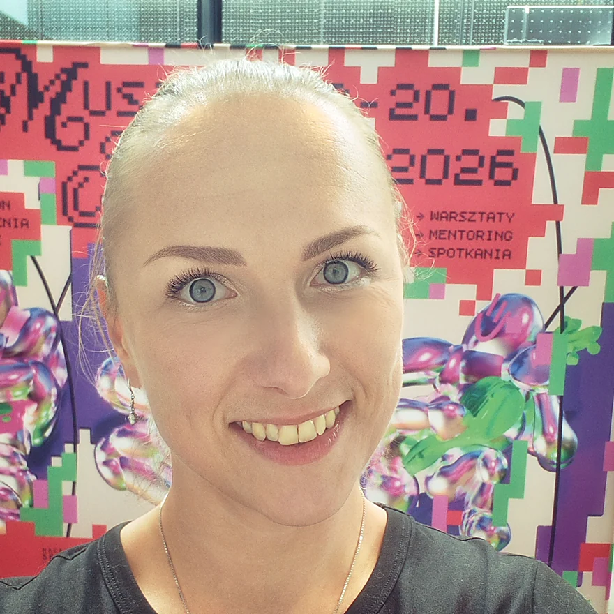 Olimpia Goździewicz uśmiechnięta na tle plakatu Music Jamu