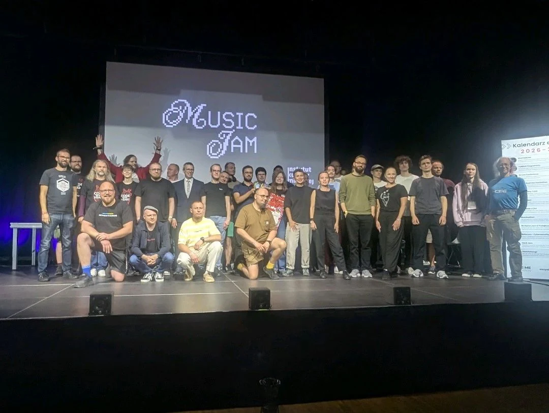 Uczestnicy Music Jamu na scenie pod ekranem z napisem Music Jam