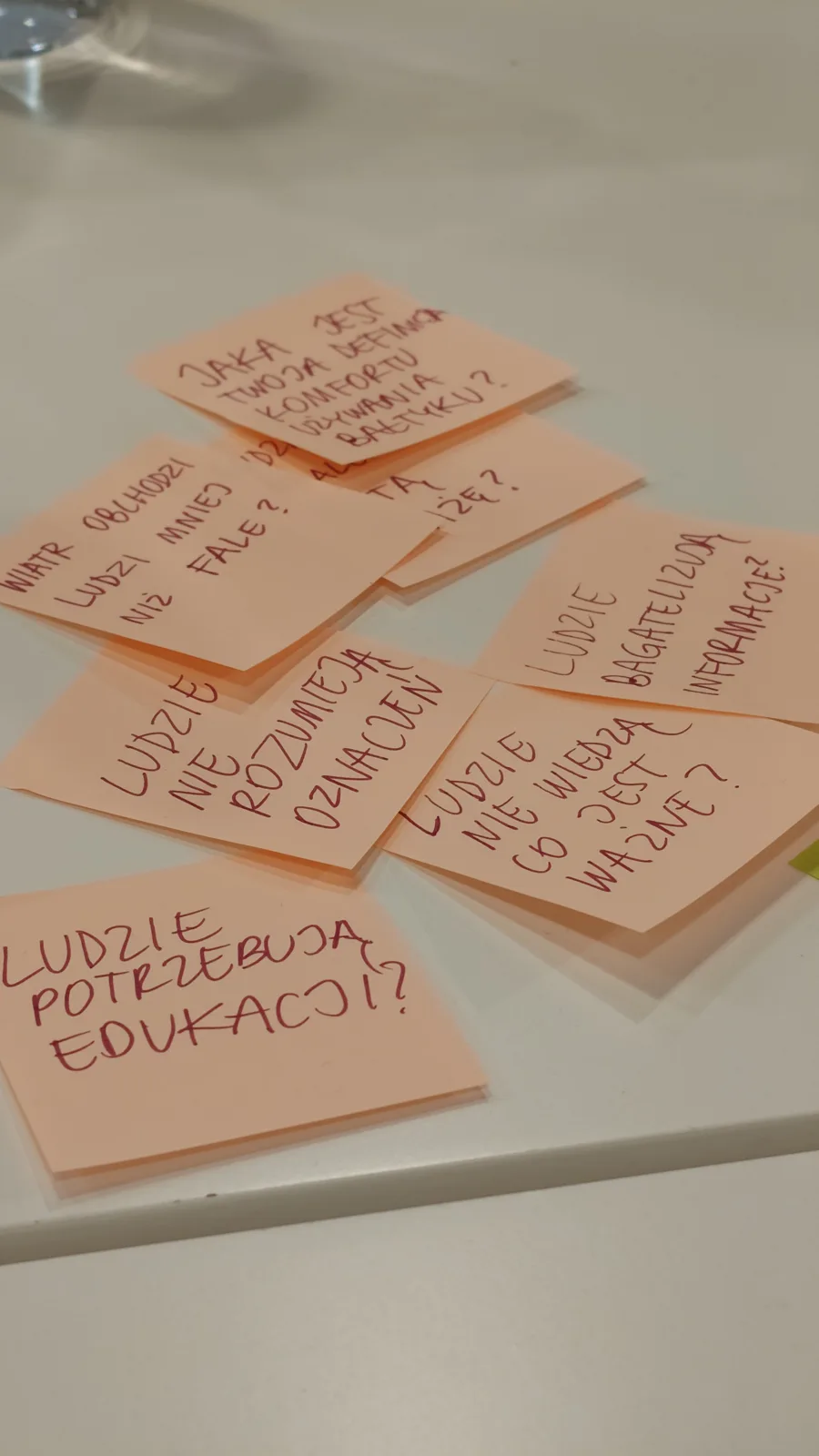 Karteczki z pytaniami, m.in. Ludzie potrzebują edukacji?