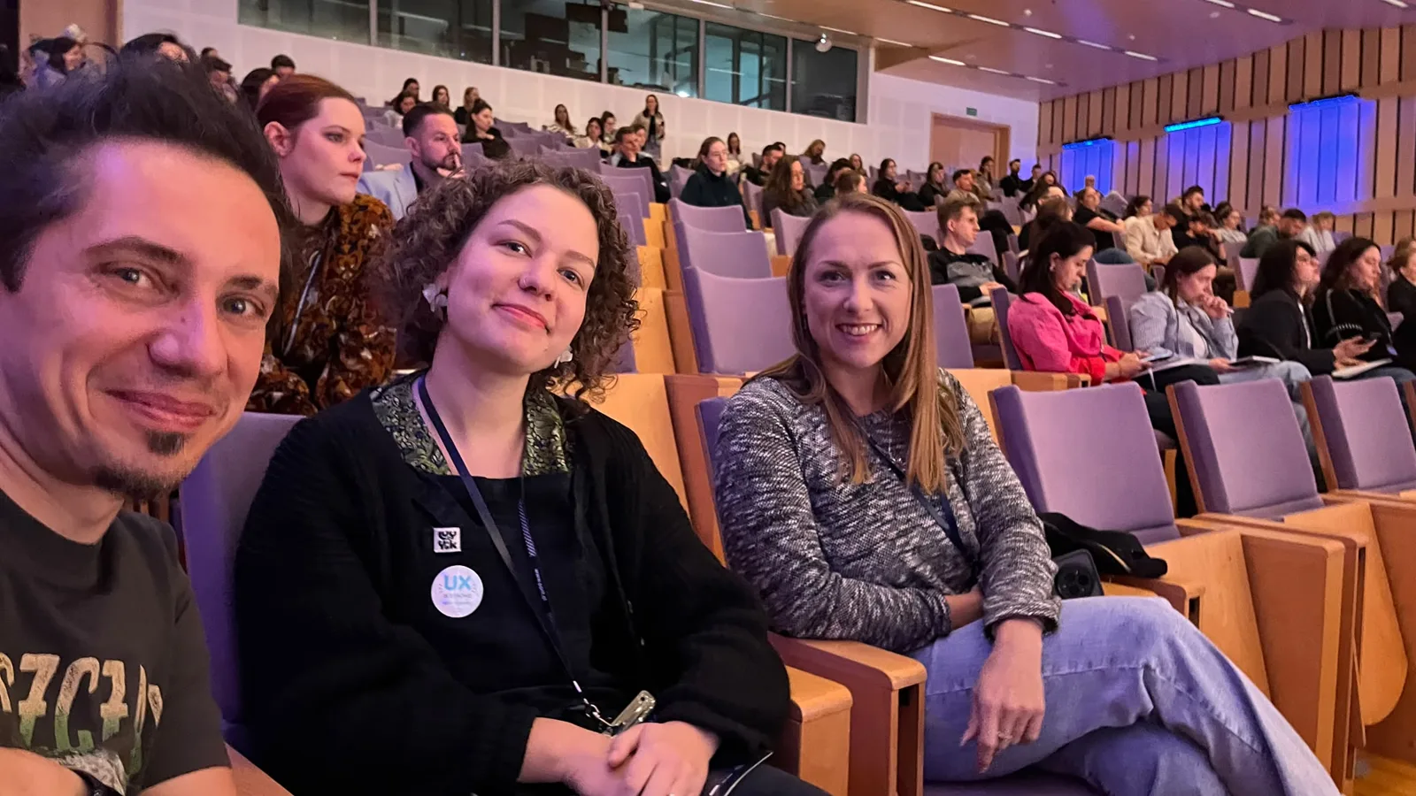 Członkowie zespołu na widowni konferencji